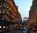 冬日黄昏时车来人往的街头作文